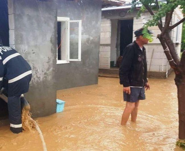Botoşani: Două locuinţe şi peste 20 de curţi, afectate de inundaţiile de joi
