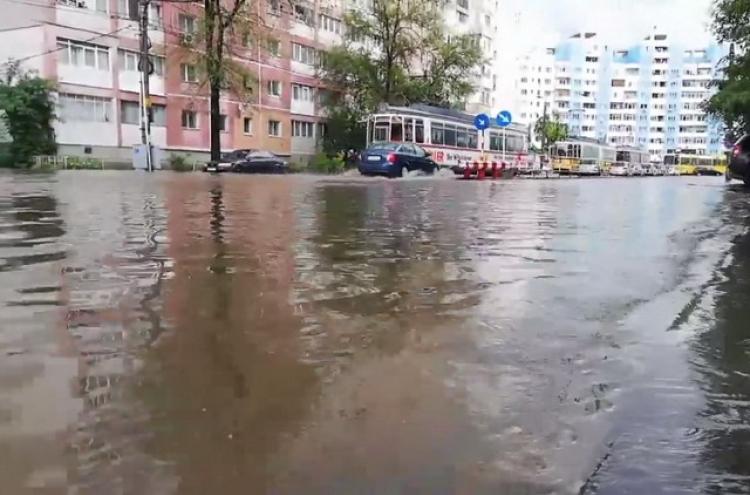 VIDEO - Iaşi: Mai multe străzi inundate în urma furtunii de sâmbătă dimineaţă