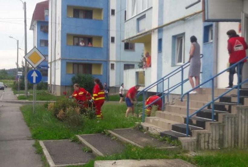 Un bărbat s-a aruncat de la etajul unei clădiri din Bistrița