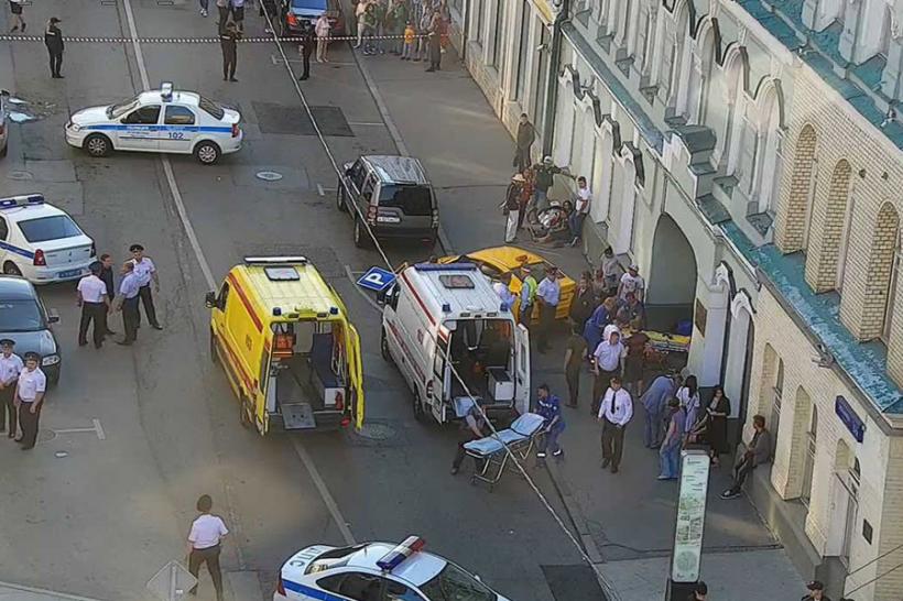 Un taxi a intrat în mulțime pe o stradă din Moscova. 8 oameni au fost răniți