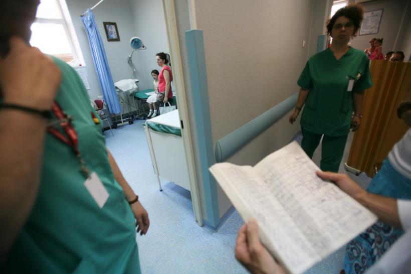 Copii din Dolheşti, duşi la spital după ce au sărbătorit sfârşitul de an şcolar