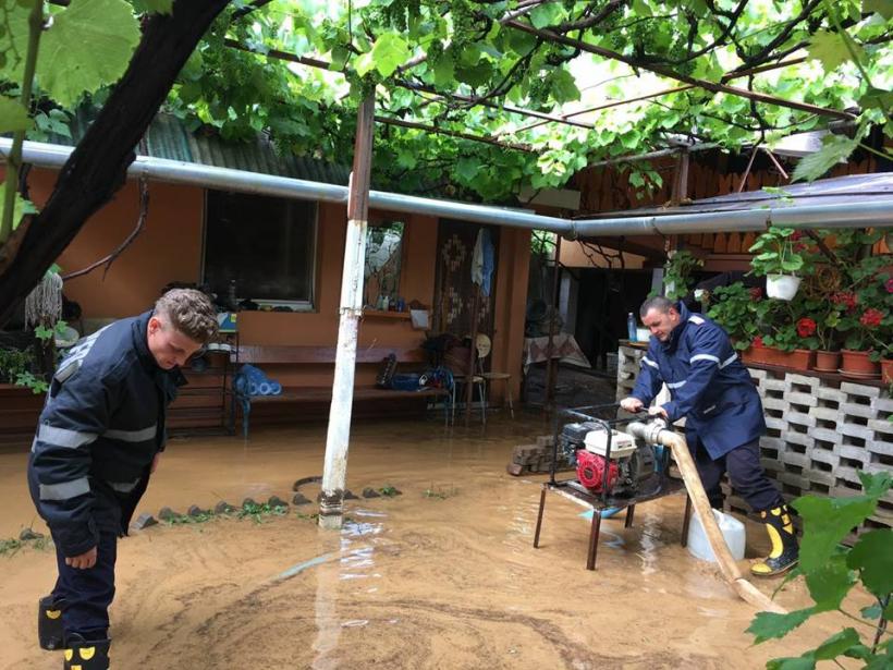 Furtuna și ploile au afectat 200 de gospodării din Păuliș iar Drumul Vinului a fost acoperit cu nămol