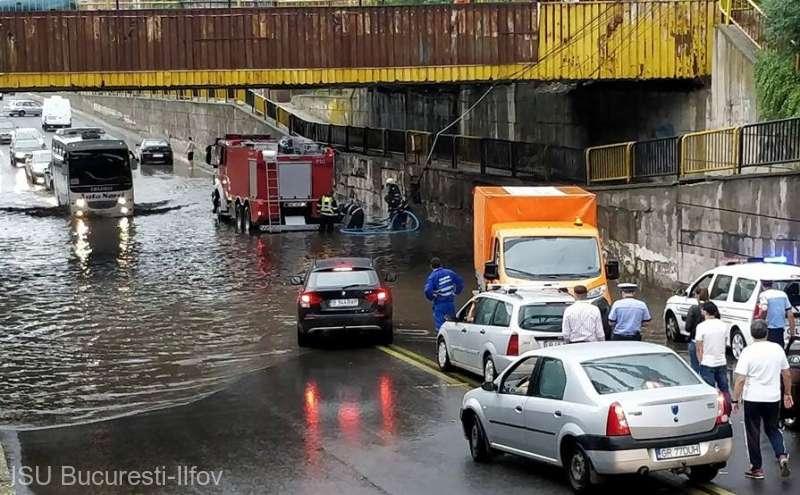 ISU Bucureşti-Ilfov intervine la pasajul Jilava, inundat în urma ploii