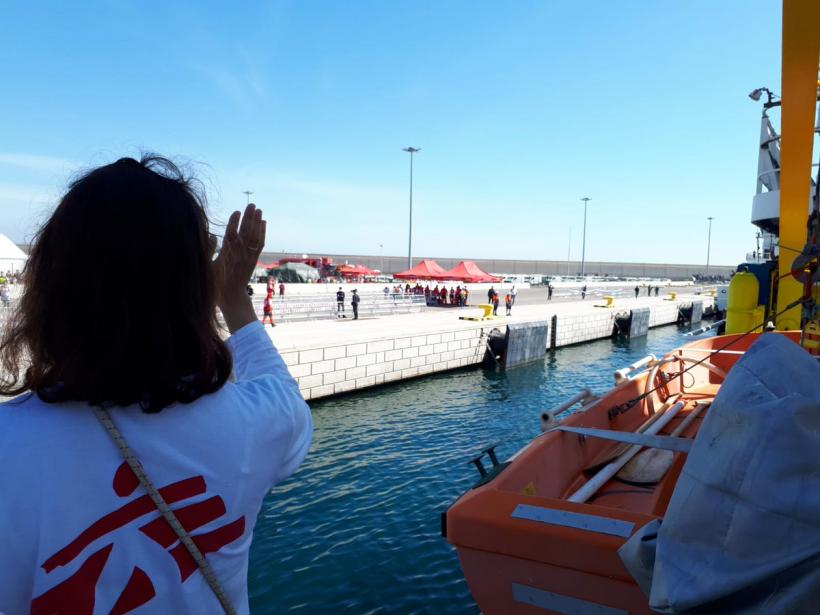 Nava Aquarius a ajuns în portul spaniol Valencia, cu o parte dintre cei 630 de migranţi salvaţi