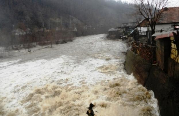 Alertă hidrologi! Cod portocaliu de inundaţii pe râurile Olt şi Topolog, până la ora 12:00