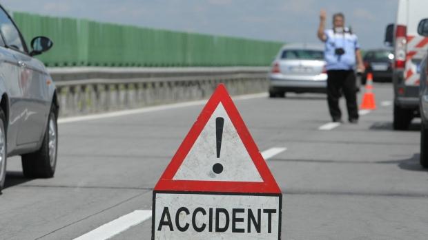 Cinci răniţi într-un accident rutier pe DN17 cu trei autovehicule implicate