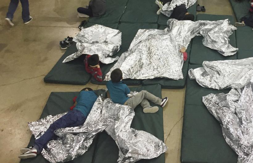 În aprilie, 2.000 de copii au fost despărțiți de părinți în SUA, la granița cu Mexic
