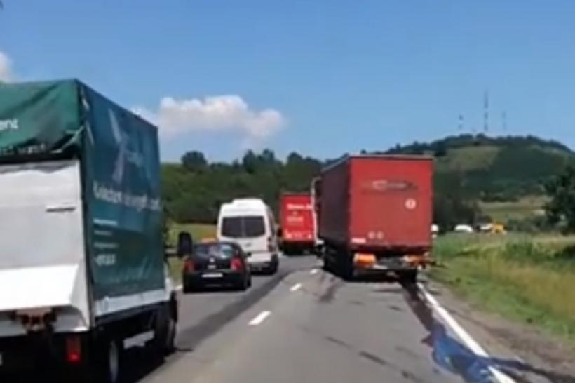 VIDEO - Sibiu: Trafic alternativ pe Valea Oltului, între Boiţa şi Tălmaciu, în urma unui accident cu trei tiruri