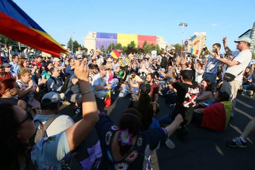 GALERIE FOTO - În jur de 1000 de persoane protestează în Piața Victoriei. Scene violente între protestatari și jandarmi 18621006