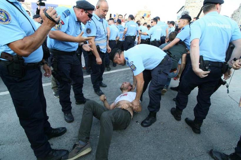 GALERIE FOTO - În jur de 1000 de persoane protestează în Piața Victoriei. Scene violente între protestatari și jandarmi 18621007