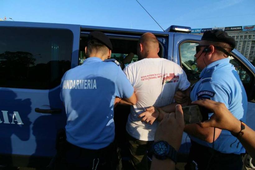 GALERIE FOTO - În jur de 1000 de persoane protestează în Piața Victoriei. Scene violente între protestatari și jandarmi 18621008