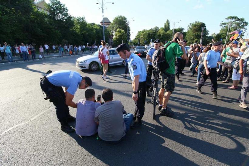GALERIE FOTO - În jur de 1000 de persoane protestează în Piața Victoriei. Scene violente între protestatari și jandarmi 18621009