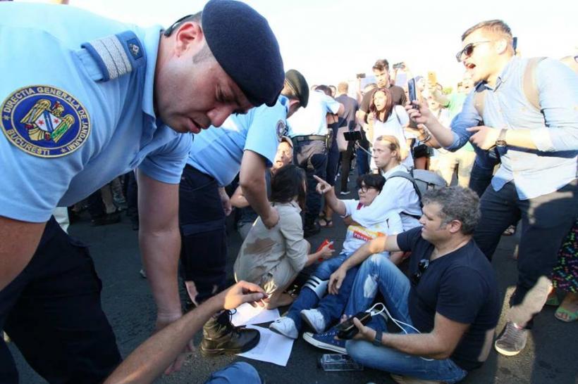 GALERIE FOTO - În jur de 1000 de persoane protestează în Piața Victoriei. Scene violente între protestatari și jandarmi 18621010