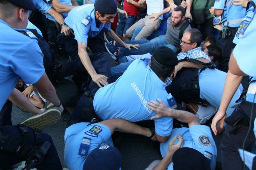 GALERIE FOTO - În jur de 1000 de persoane protestează în Piața Victoriei. Scene violente între protestatari și jandarmi 18621011