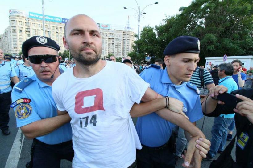 GALERIE FOTO - În jur de 1000 de persoane protestează în Piața Victoriei. Scene violente între protestatari și jandarmi 18621012