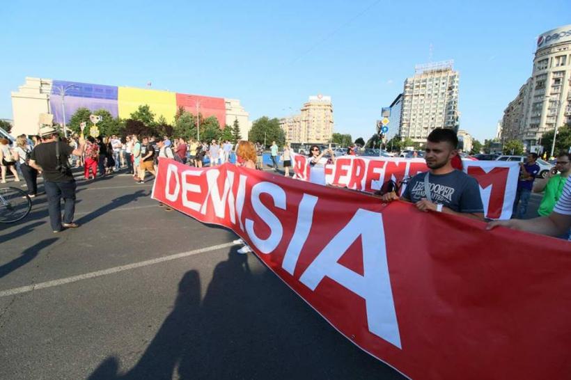 GALERIE FOTO - În jur de 1000 de persoane protestează în Piața Victoriei. Scene violente între protestatari și jandarmi 18621013