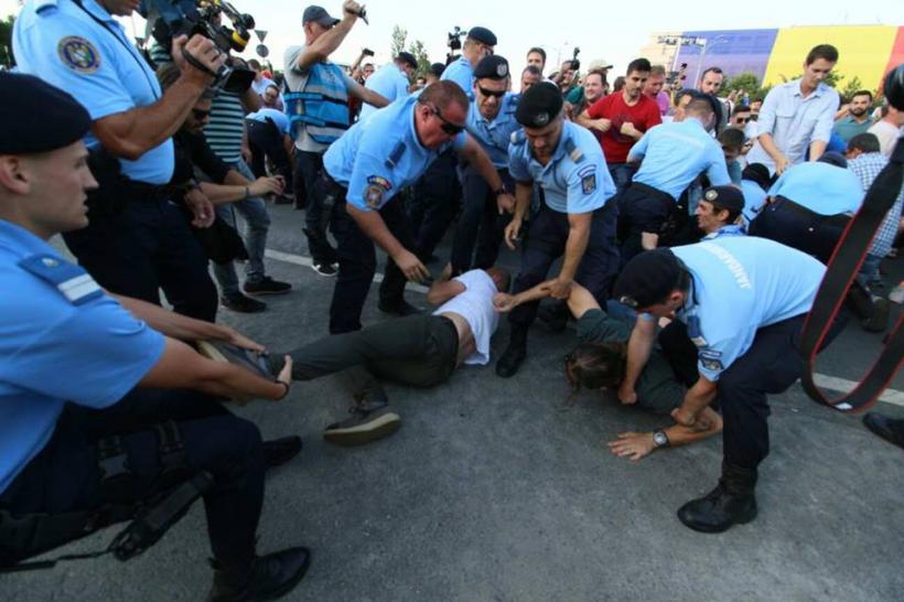 GALERIE FOTO - În jur de 1000 de persoane protestează în Piața Victoriei. Scene violente între protestatari și jandarmi 18621014