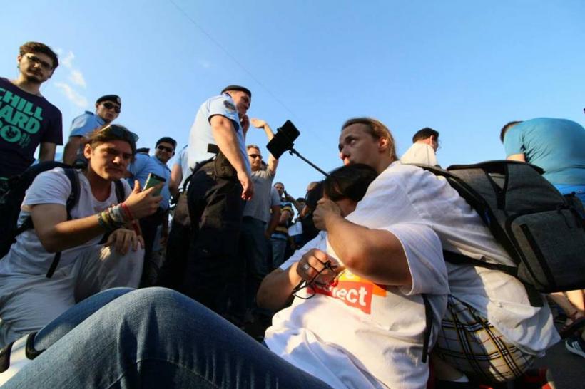 GALERIE FOTO - În jur de 1000 de persoane protestează în Piața Victoriei. Scene violente între protestatari și jandarmi 18621015