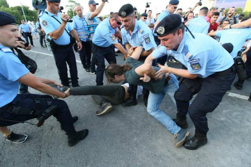 GALERIE FOTO - În jur de 1000 de persoane protestează în Piața Victoriei. Scene violente între protestatari și jandarmi 18621016