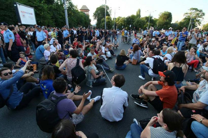Mii de oameni protestează în Sibiu, Cluj-Napoca, Timişoara şi Iaşi; la Bucureşti, peste 4.000 de persoane în Piaţa Victoriei