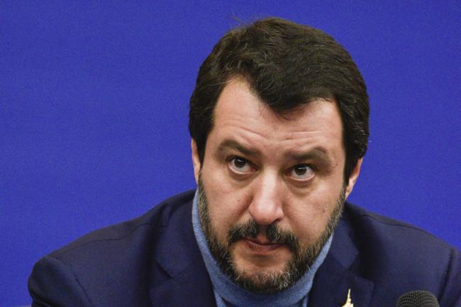 Salvini: Spania ar trebui să primească următoarele patru nave cu migranţi