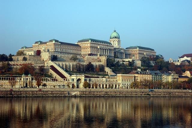 Ungaria: Taxa pentru ONG-urile care îi sprijină pe imigranţi