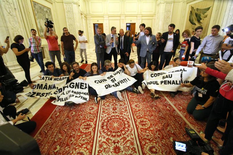 Iordache, despre protestele din Parlament: Este inadmisibil; vom discuta în Birourile permanente