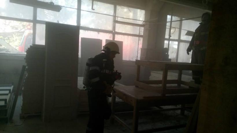 Incendiu la o fabrică de pelucrarea lemnului din Reghin
