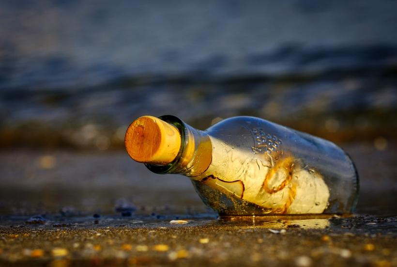 O sticlă cu mesaj aruncată în mare în Anglia a călătorit peste 4.500 de kilometri şi a fost găsită în Canada