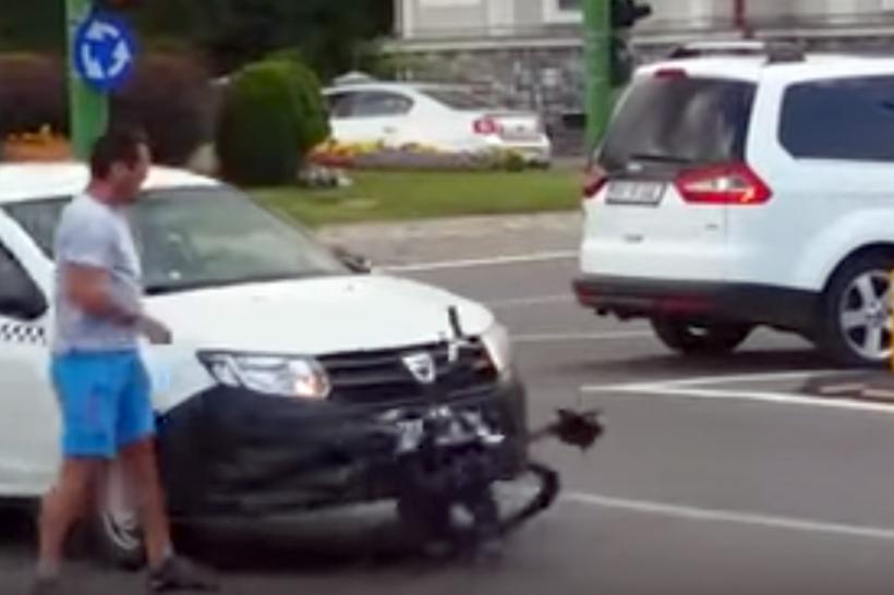 VIDEO - Incident șocant între un biciclist și un taximetrist, investigat de polițiști