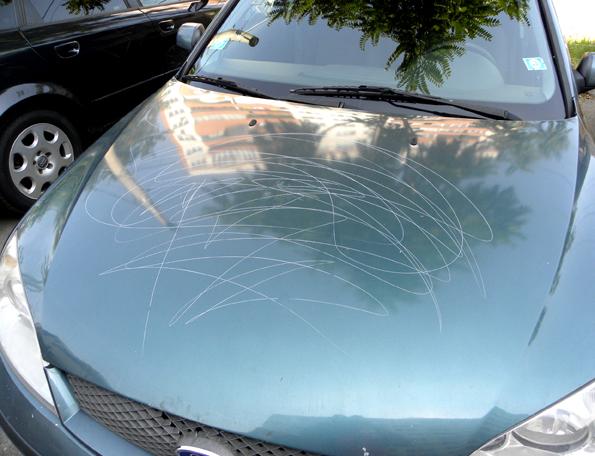 Alertă în Neamț! Peste 30 de maşini au fost vandalizate noaptea trecută 