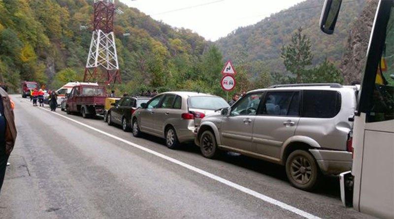Circulaţie îngreunată pe DN7, la Călimăneşti, în urma unui accident rutier 