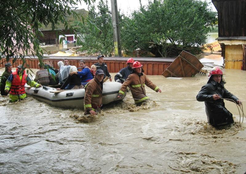 Dezastru în Alba! Sute de case inundate şi zeci de autoturisme distruse, în urma precipitaţiilor abundente 
