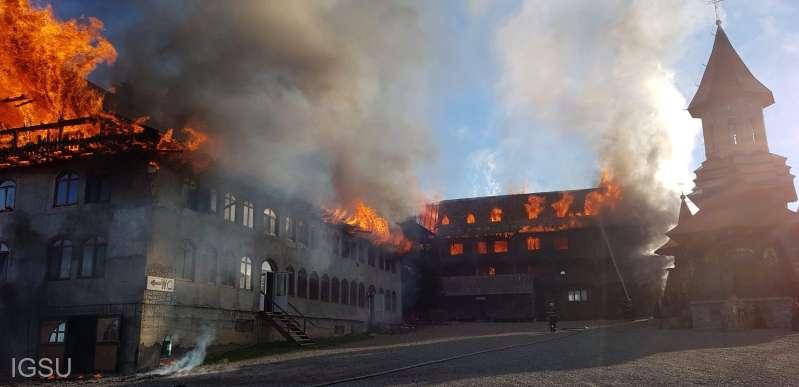 Incendiu de proporţii la Mănăstirea Roşiori din Suceava. Se intervine cu 13 autospeciale