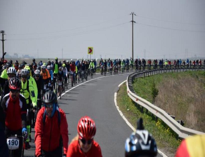 Aproape 250 de biciclişti amatori, într-un marş dedicat celor 100 de ani de la Marea Unire