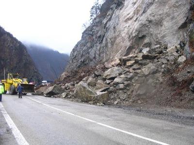 Circulaţie rutieră blocată temporar pe DN 17, după ce au căzut bolovani de pe versanţi