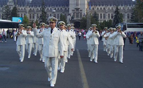 Marinarii militari participă la festivităţile dedicate Zilei Drepelului Naţional în garnizoanele navale