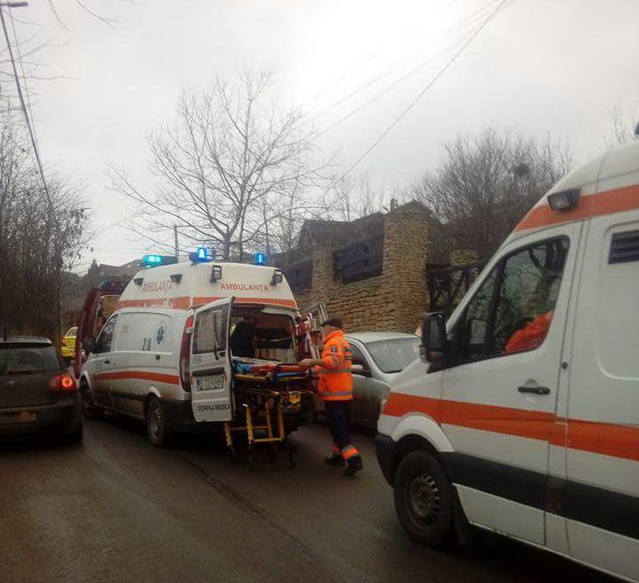 Accident teribil în Mureş! Un copil de 3 luni a fost rănit după ce un autocamion a intrat într-o casă
