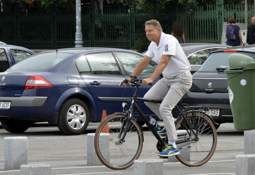 Iohannis a dat drapelul pe bicicletă