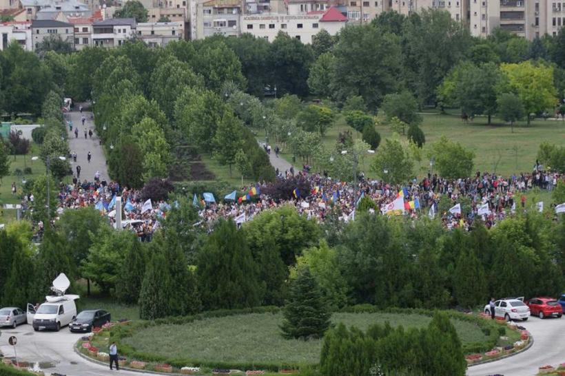 Protest în Parcul Izvor: Dacian Cioloş în mijlocul manifestanţilor