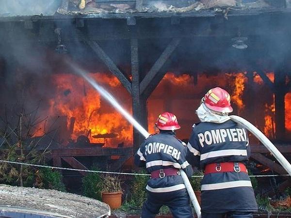 Pompierii din Neamţ au intervenit pentru stingerea unui incendiu la o casă lovită de trăsnet