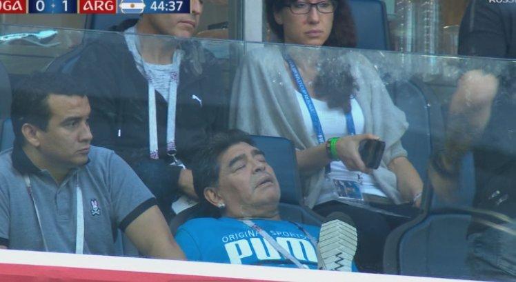 VIDEO - Maradona a fost scos pe brațe din lojă din cauza unei supradoze?