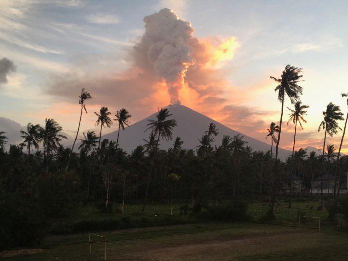Aeroportul din Bali,redeschis după erupția vulcanului Agung