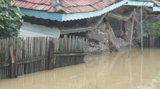 Peste 20 de case, şase curţi şi patru anexe gospodăreşti, afectate de inundaţii în Botoșani