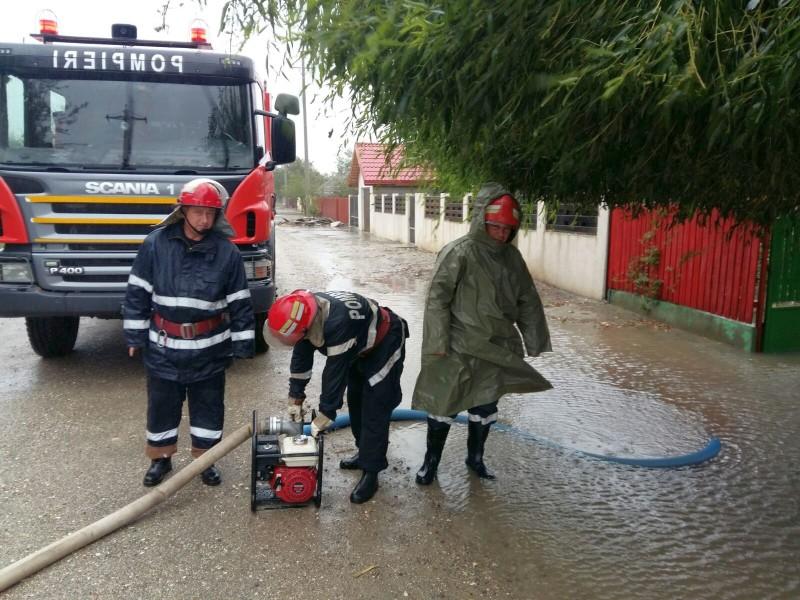 Pompierii acţionează în Giurgiu şi în Teleorman pentru scoaterea apei din 31 de gospodării 