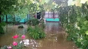 Zeci de gospodării inundate şi intersecţii unde nivelul apei a ajuns la 30 de centimetri, în Alba Iulia 