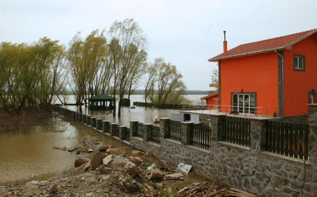 14 localități din Suceava, inundate; două tronsoane de drum blocate de aluviuni