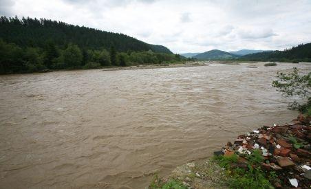 Breșă în digul râului Tărlung; 30 de case evacuate în Lunca Mărcușului