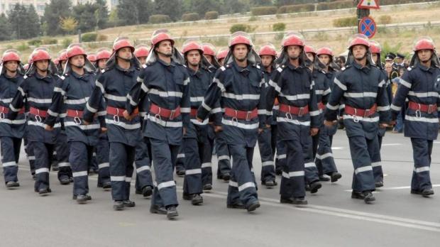 Peste 100 de pompieri militari acționează în localități din Brașov pentru a evacuarea apei