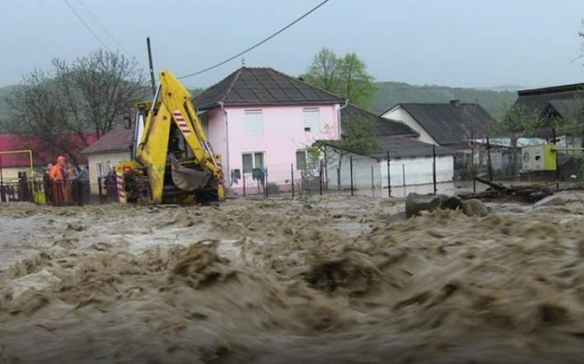 Tabără de sinistrați în două școli din Farcașa pentru 132 de persoane evacuate